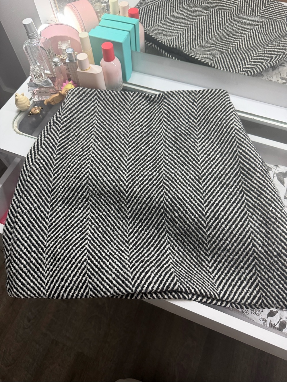 LOFT Black and White Chevron Pencil Skirt